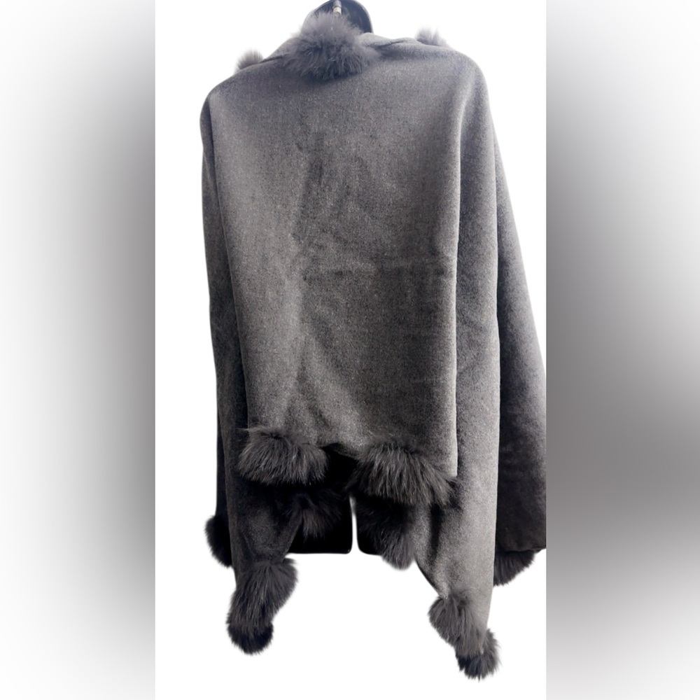 LORD & TAYLOR Plush Fox Trimmed Wrap - Grey 25” x 72” - Picture 5 of 7
